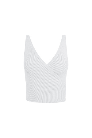 белый Трикотажный топ из вискозы. Модель приталенного силуэта с имитацией запаха. Изделие выполнено в рубчик. 