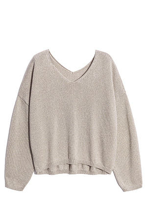 бежевый Джемпер из вискозы с добавлением люрекса. Модель свободного силуэта, со спущенной линией плеч и V-образным вырезом. Манжеты рукавов и низ изделия выполнены в рубчик.