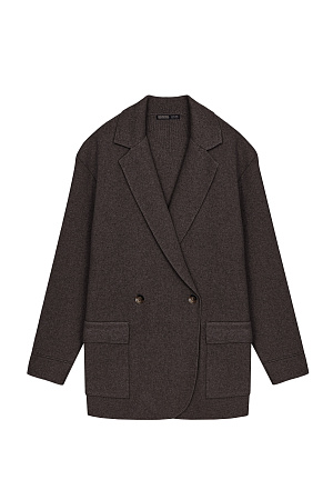 коричневый Трикотажный двубортный жакет из смесовой шерсти с добавлением кашемира. Модель прямого кроя, с прямоугольными лацканами и накладными карманами с клапанами спереди. Изделие без подкладки.