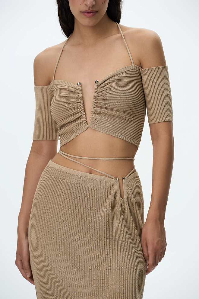 Топ с акцентным лифом