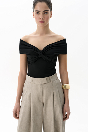 Топ с открытой линией плеч 