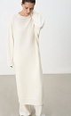 Трикотажное платье длины макси из смесовой шерсти с добавлением кашемира. Модель свободного силуэта со спущенной линией плеча и карманами. Края изделия выполнены в рубчик. Брендированный ярлык на спине. 
