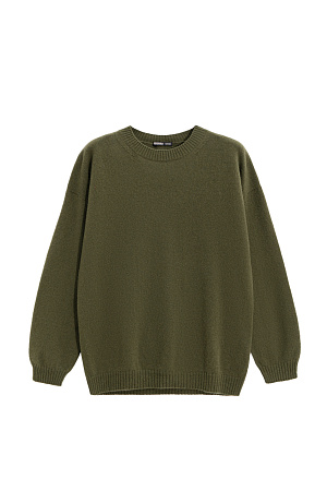 хаки Трикотажный джемпер из 100% кашемира. Модель свободного силуэта со спущенной линией плеча и круглым вырезом горловины. Края изделия выполнены в рубчик.