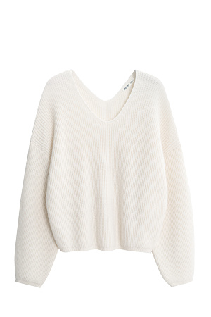 белый Трикотажный джемпер из пуха лисы. Модель свободного силуэта со спущенной линией плеч и V-образным вырезом горловины. Образ можно дополнить юбкой в том же стиле. 