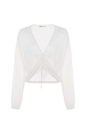 молочный Полупрозрачный топ из тонкой вискозы. Модель свободного силуэта, с длинными рукавами и V-вырезом на кулиске.