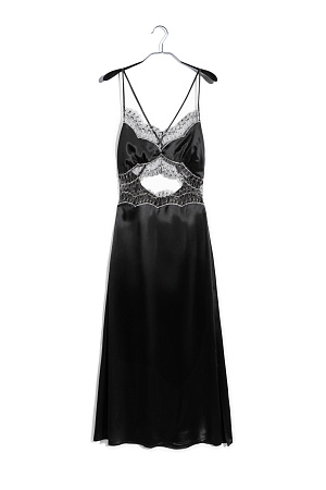 черный Атласное платье длины макси, декорированное кружевом. Модель приталенного силуэта на тонких бретелях, с открытой спиной и вырезом под грудью. Застежка на потайную молнию.