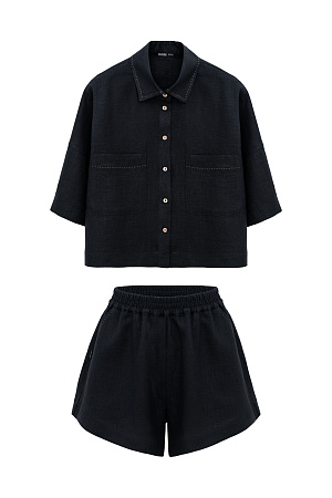 черный Комплект из 100% льна. Укороченная рубашка с отложным воротником, накладными карманами и спущенной линией плеч. Короткие шорты прямого кроя с боковыми карманами и эластичным поясом на резинке.