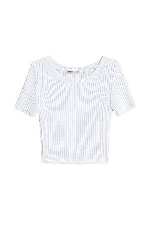 белый Короткий трикотажный топ из вискозы в рубчик. Модель приталенного силуэта с короткими рукавами и круглым вырезом горловины. Дополнить образ можно юбкой плиссе.