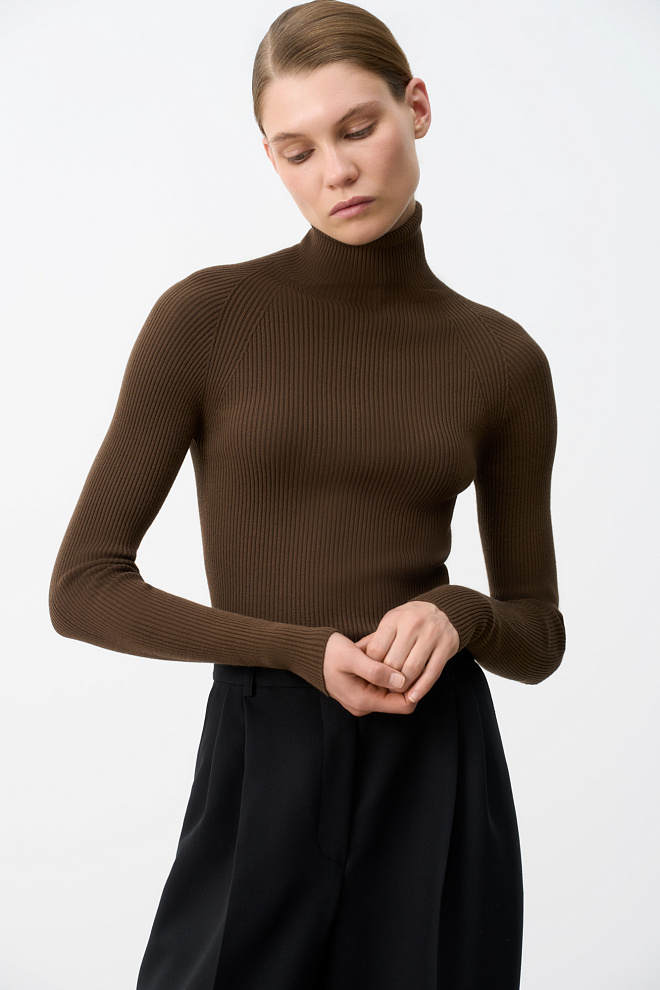 Цельновязаная водолазка в рубчик