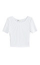 Короткий трикотажный топ из вискозы в рубчик. Модель приталенного силуэта с короткими рукавами и круглым вырезом горловины. Дополнить образ можно юбкой плиссе.