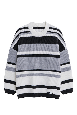 серый Трикотажный джемпер из шерсти в полоску. Модель свободного силуэта, со спущенной линией плеч, длинными рукавами и круглым вырезом горловины. Изделие декорировано пришивным логотипом бренда.  