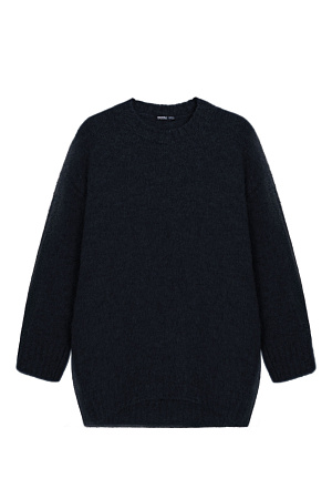 черный Трикотажный джемпер из пушистой пряжи на основе шерсти альпака. Модель свободного силуэта со спущенной линией плеча. Края изделия в рубчик.