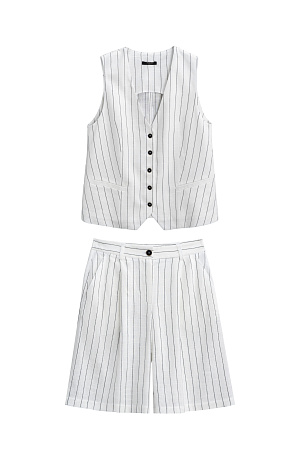 белый Льняной костюм в полоску из жилета и шорт. Классический жилет прямого кроя, с V-образным вырезом и застежкой на пуговицы. Короткие шорты с боковыми карманами и шлевками на поясе для ремня.Застежка на молнию и пуговицу.