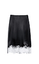 Атласная юбка длины миди с контрастным кружевом. Застежка на потайную молнию.