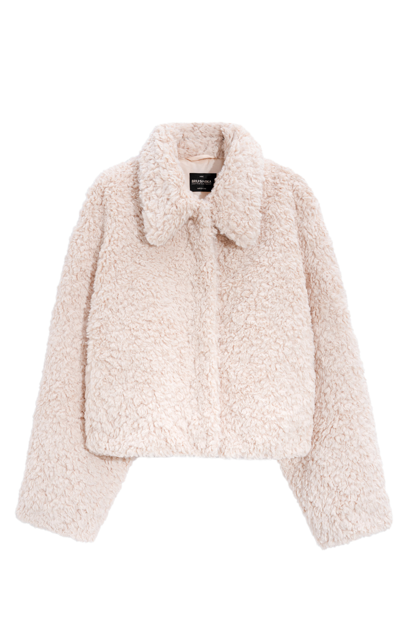 Объемная шуба из экомеха на синтепоне. Модель прямого кроя со спущенной линией плеча и отложным воротником. Застежка на скрытые кнопки под планкой.