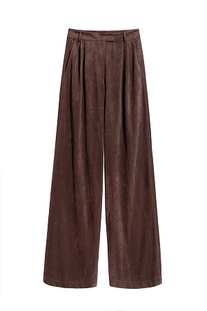 коричневый Брюки из ткани с имитацией внешнего вида и свойств натуральной замши. Модель с защипами на талии, шлевками на поясе для ремня. Застежка на скрытую пуговицу и брючный крючок. Отделка строчкой в тон.  