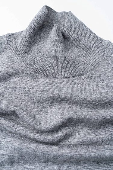 Трикотажный жилет с высоким воротом