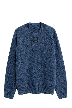 синий Объемный джемпер из шерсти с добавлением кашемира. Модель свободного силуэта, со спущенной линией плеч. Воротник выполен изнаночными петлями в широкий рубчик. Манжеты рукавов и низ изделия - на резинке. Джемпер декорирован брендированным трикотажным ярлычком.