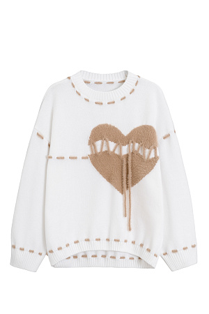 белый Трикотажный джемпер из хлопка. Модель свободного кроя со спущенной линией плеча и круглым вырезом горловины. Изделие декорировано крупным вывязанным сердцем и контрастной белой строчкой, имитирующей ручные стежки.