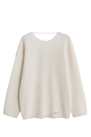 молочный Трикотажный джемпер из кашемира и шерсти. Модель свободного силуэта с длинными рукавами и глубоким вырезом с перемычкой на спине. Края изделия выполнены в рубчик. 