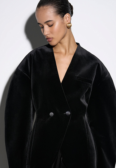 Бархатный жакет с объемными рукавами