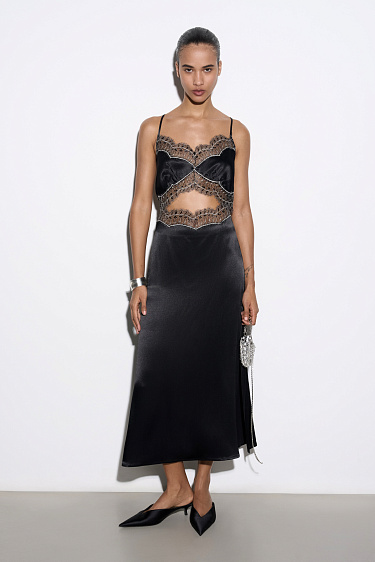 Атласное платье макси с кружевом