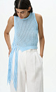 Трикотажный ажурный топ из 100% хлопка. Модель прямого силуэта, без рукавов, с круглым вырезом горловины. Изделие декорировано длинной бахромой и люверсами.