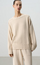 Трикотажный джемпер из 100% хлопка. Модель свободного силуэта со спущенной линией плеча и удлиненной спинкой.