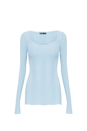голубой Трикотажный джемпер из поливискозы. Модель приталенного силуэта с квадратным вырезом на груди.