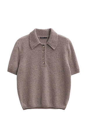 коричневый Трикотажная футболка из пуха лисы. Модель прямого силуэта с воротником-поло на пуговицах. Воротник и края изделия выполнены в рубчик.