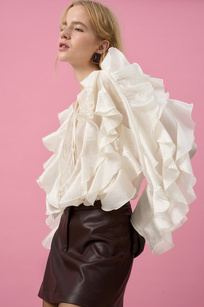 Блузка с объемными воланами
