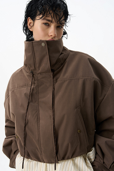 Короткий бомбер с воротником-стойкой