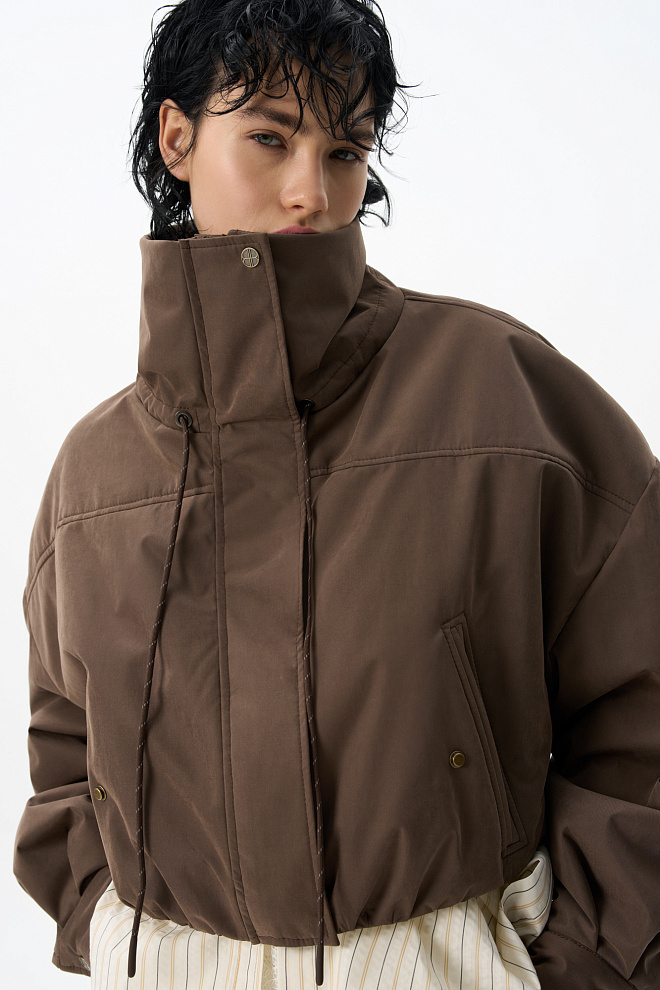 Короткий бомбер с воротником-стойкой