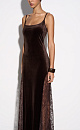 Бархатное платье длины макси с кружевными вставками и вырезом на спине. Модель приталенного силуэта на тонких бретельках. Без застежки.