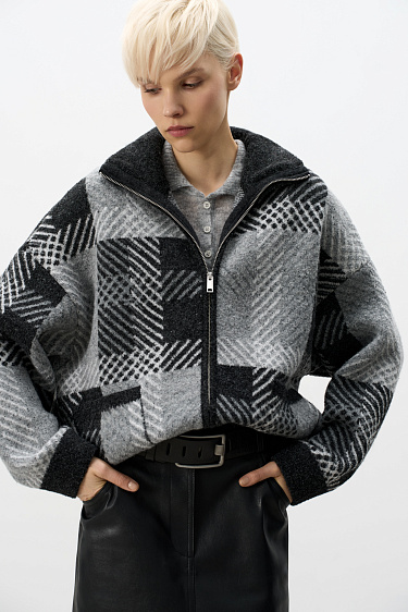 Трикотажный бомбер в клетку