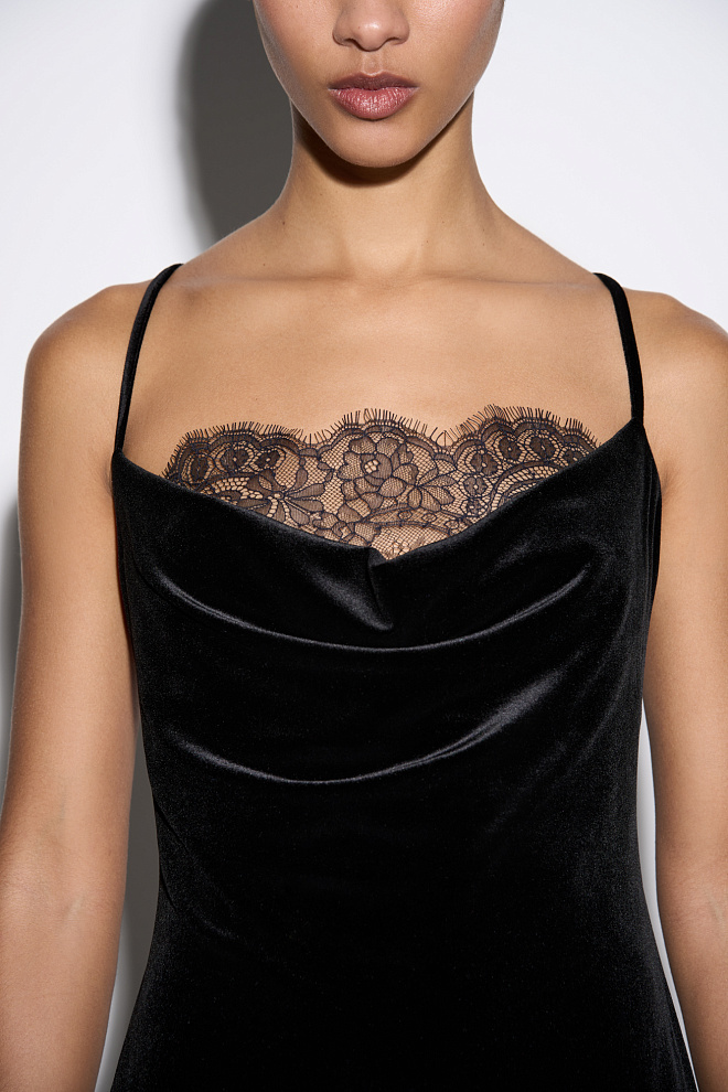 Бархатное платье с кружевом