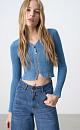Трикотажный кардиган из хлопка с добавлением эластана. Модель приталенного силуэта, с длинным рукавом и V-образным вырезом горловины. Застежка на молнию. Изделие декорировано рванью и потертостями по нижнему краю. Цвет имитирует вареную джинсу. 