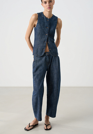 Джинсы с защипами на карманах