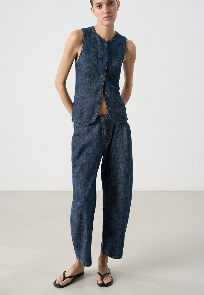 Джинсы с защипами на карманах