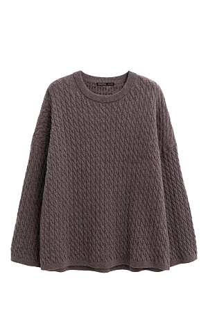 коричневый Трикотажный джемпер с объемными косами из 100% шерсти мериноса экстрафайн. Модель свободного силуэта, со спущенной линией плеч и круглым вырезом горловины, оформленным двойной бейкой. Края изделия выполнены в мелкий рубчик.