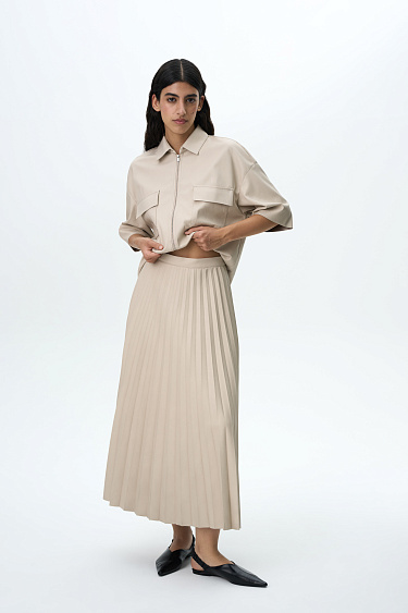 Рубашка из экокожи с накладными карманами