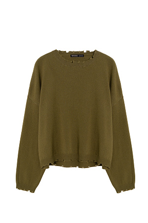 хаки Укороченный трикотажный джемпер из шерсти с добавлением кашемира. Модель свободного силуэта со спущенной линией плеча. Горловина, манжеты рукавов и низ изделия выполнены с дранью.