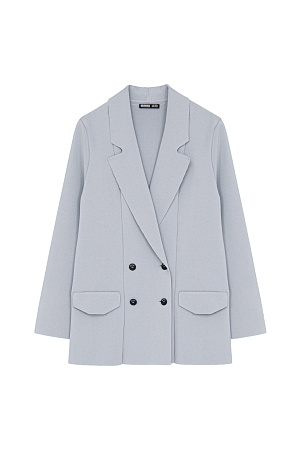 серый Трикотажный двубортный жакет из вискозы. Модель свободного кроя, с длинными лацканами, вывязанными карманами и застежкой на пуговицы. Дополнить образ можно брюками.