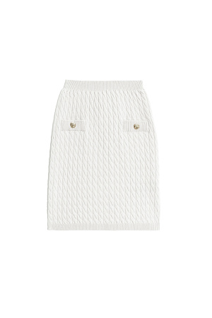 белый Юбка длины мини из 100% шерсти мериноса экстрафайн, выполненная вязкой косами. Модель по фигуре с эластичным поясом в рубчик. Имитация карманов с клапанами. Изделие декорировано крупными акцентными пуговицами.