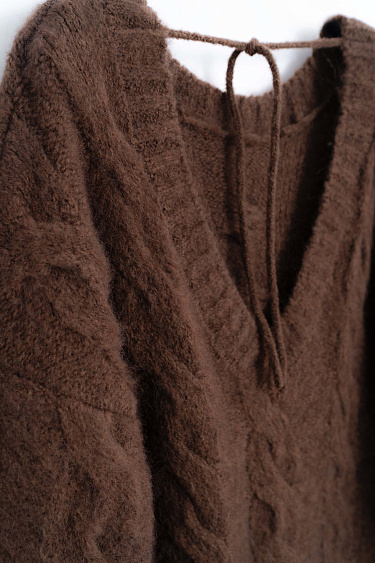 Трикотажный джемпер с открытой спиной и косами