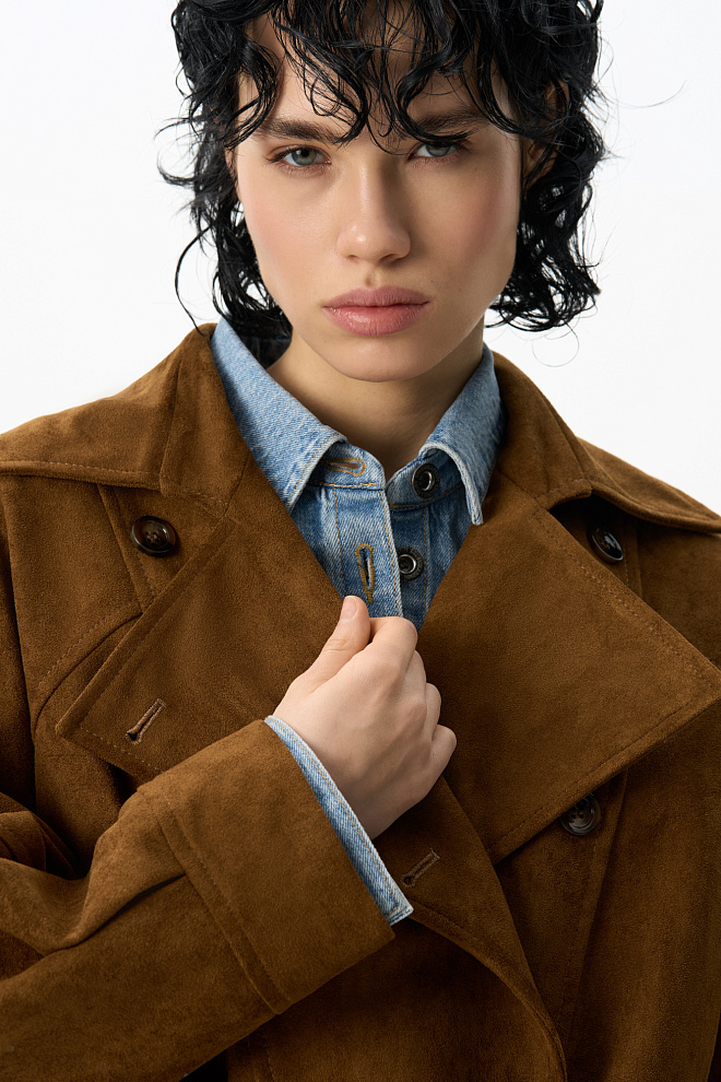 Двубортный короткий тренч под замшу