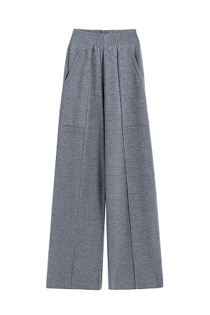 серый Трикотажные брюки в основе из шерсти мериноса. Модель свободного силуэта со стрелками, боковыми карманами и эластичным поясом. Дополнить образ можно комплектными жилетом и бомбером.