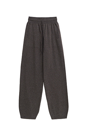 коричневый Трикотажные брюки из шерсти с добавлением кашемира. Модель свободного силуэта с эластичным поясом на кулиске и боковыми карманами. Манжеты брюк выполнены в рубчик. 