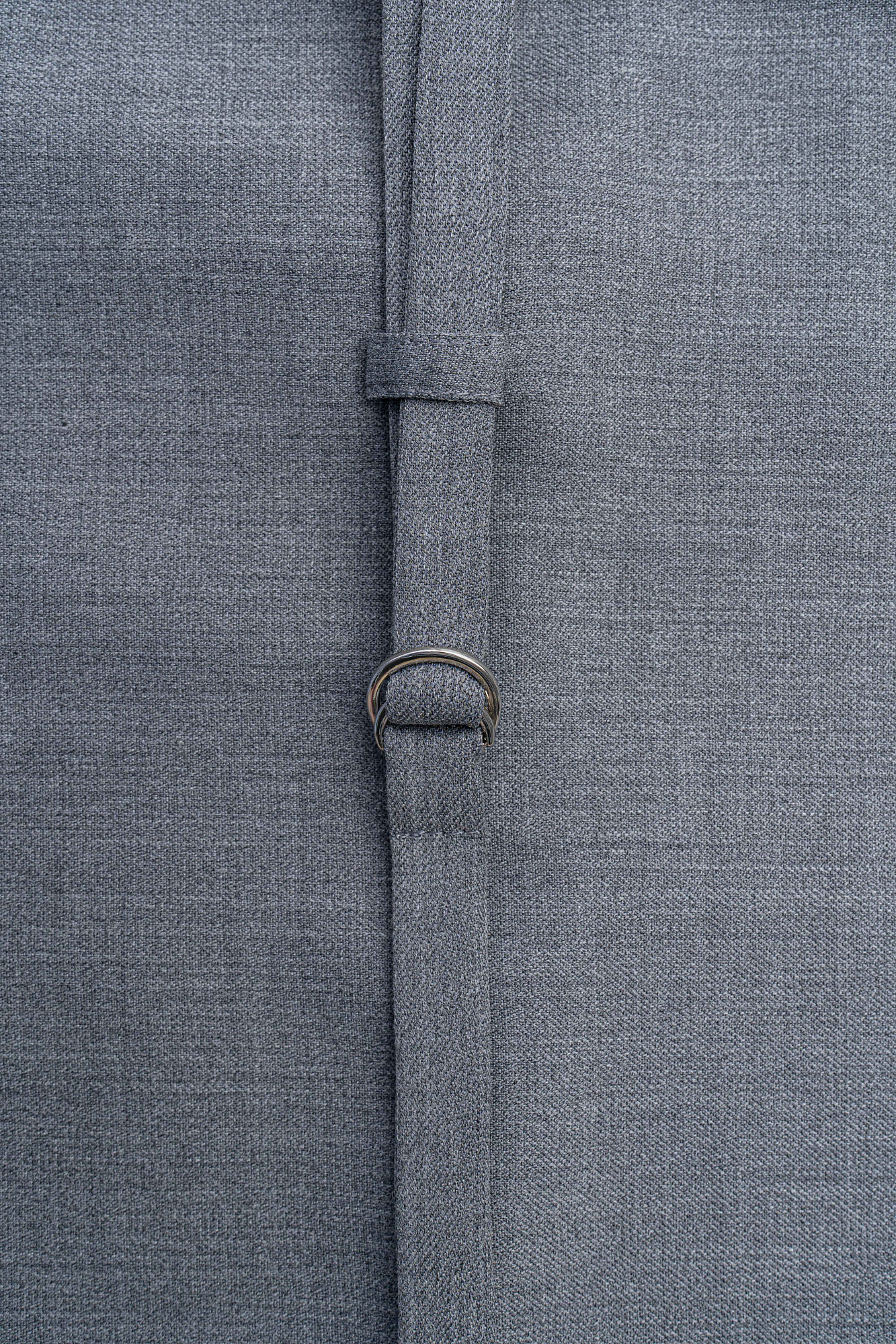 Платье-футляр длины мини из шерсти. Модель прямого кроя, без рукавов, с вырезом-лодочкой. Изделие декорировано шлевками и тонким ремешком на бедрах. Застежка на молнию сзади.