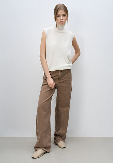 Трикотажный жилет с высоким воротом